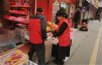 竹山縣市場(chǎng)監(jiān)管局志愿服務(wù)進(jìn)門店 優(yōu)化營商環(huán)境促發(fā)展
